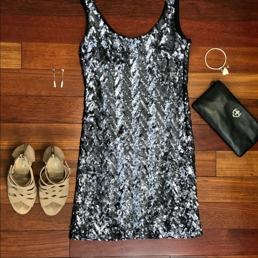 Dress - Picture 2 of 6